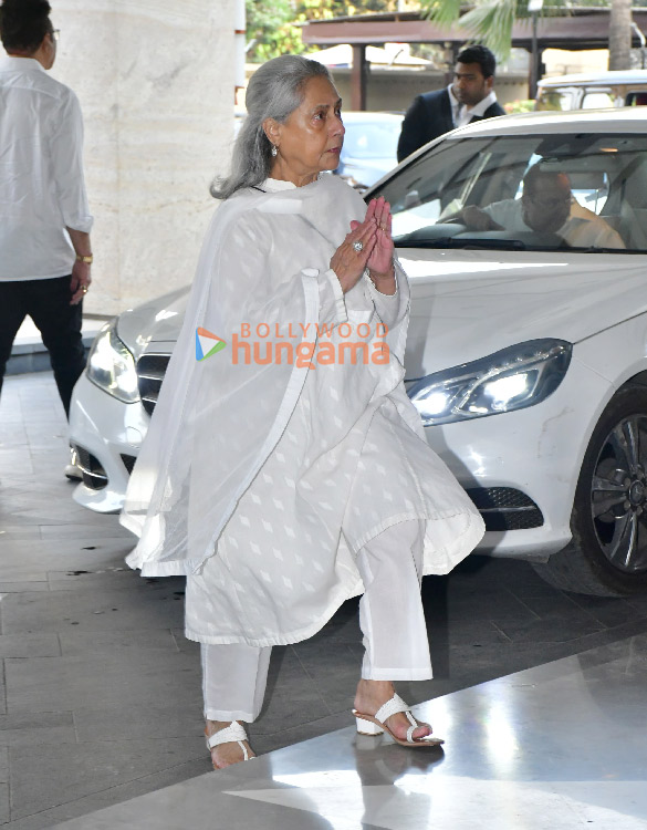 photos aamir khan farhan akhtar esha deol and others snapped at manoj kumars prayer meet 18