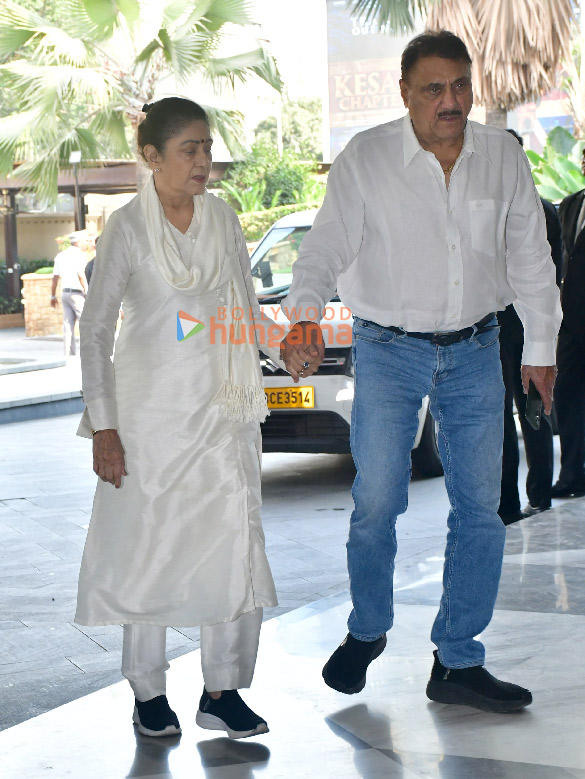 photos aamir khan farhan akhtar esha deol and others snapped at manoj kumars prayer meet 6