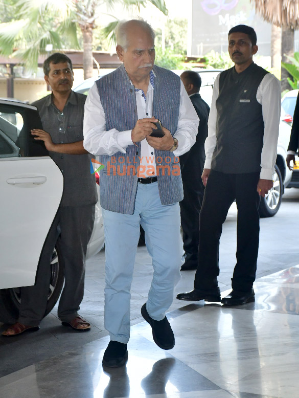photos aamir khan farhan akhtar esha deol and others snapped at manoj kumars prayer meet 7