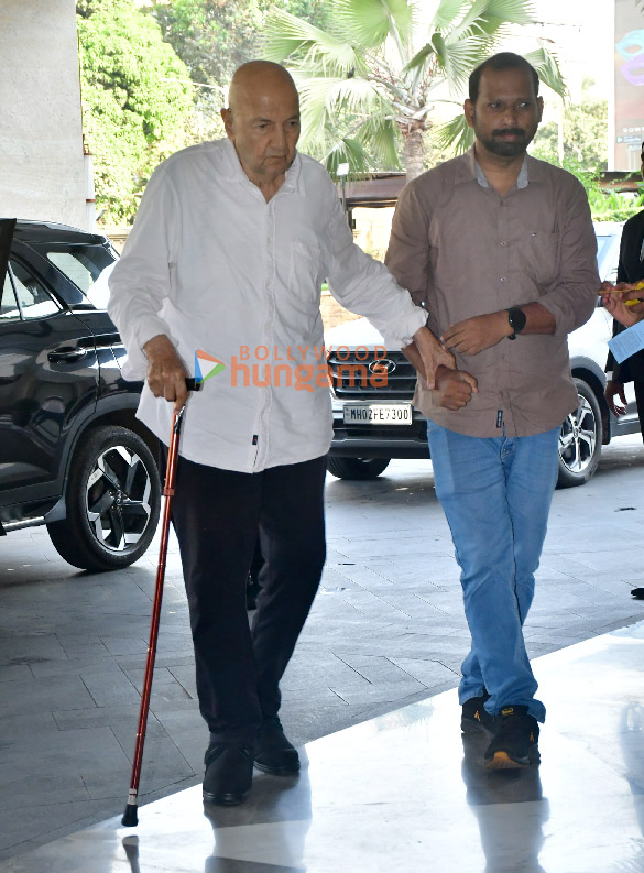 photos aamir khan farhan akhtar esha deol and others snapped at manoj kumars prayer meet 8