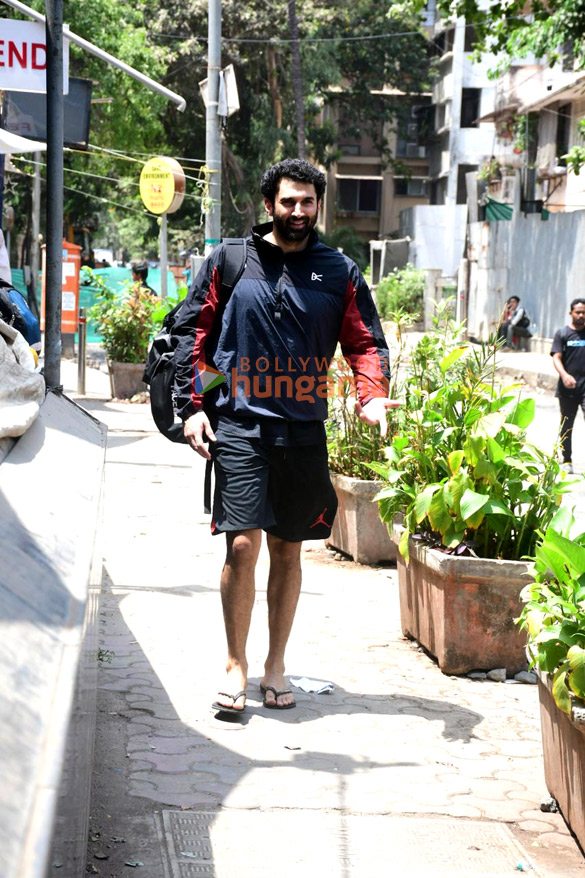 photos aditya roy kapur snapped outside a gym in bandra 2 3