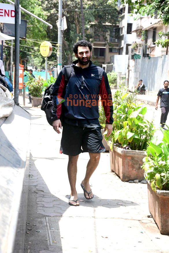 photos aditya roy kapur snapped outside a gym in bandra 3 3