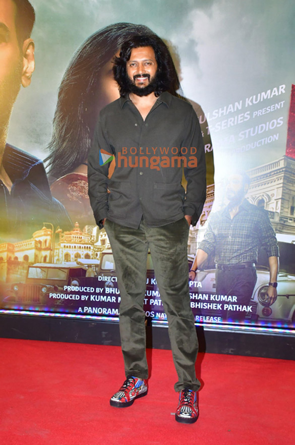 photos ajay devgn vaani kapoor raashii khanna and others grace the premiere of raid 2 1