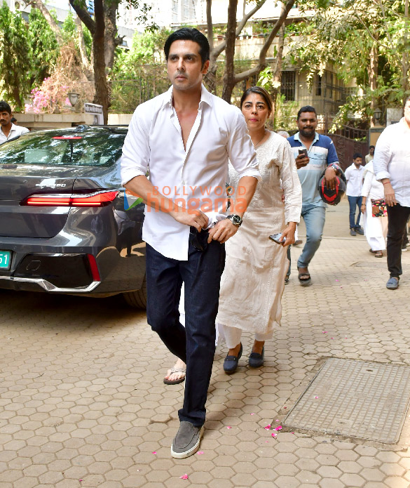 photos celebs attend manoj kumars funeral 1