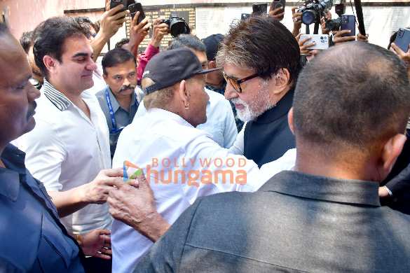 photos celebs attend manoj kumars funeral 4 3