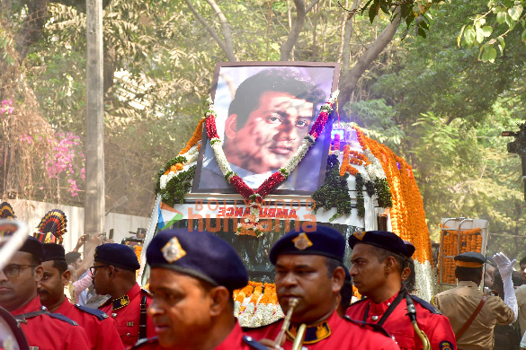 photos celebs attend manoj kumars funeral 6