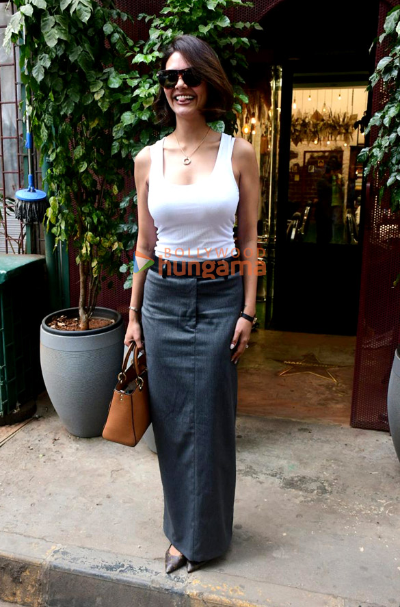 photos esha gupta snapped outside a salon in bandra 3 3