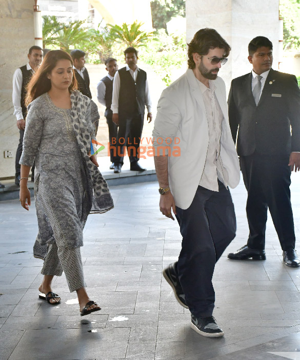 photos farhan akhtar esha deol neil nitin mukesh and others snapped at manoj kumars prayer meet 3