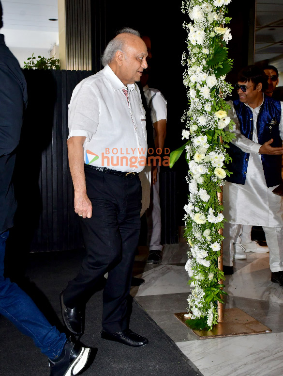 photos farhan akhtar esha deol neil nitin mukesh and others snapped at manoj kumars prayer meet 6