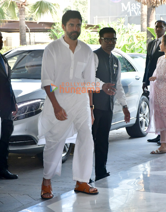 photos farhan akhtar esha deol neil nitin mukesh and others snapped at manoj kumars prayer meet 7
