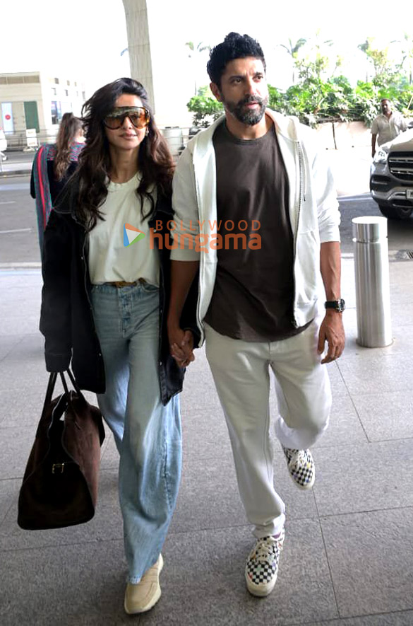 Photos: Farhan Akhtar and Ritesh Sidhwani snapped at the Mumbai airport leaving for Srinagar for the premiere of Ground Zero Photos: Farhan Akhtar and Ritesh Sidhwani snapped at the Mumbai airport leaving for Srinagar for the premiere of Ground Zero