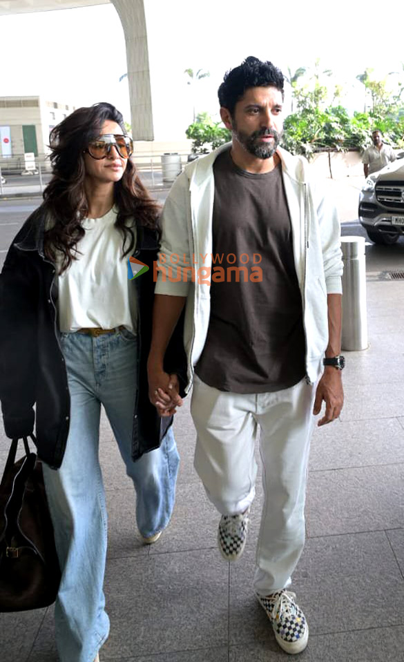 photos farhan akhtar and ritesh sidhwani snapped at the mumbai airport leaving for srinagar for the premiere of ground zero 4