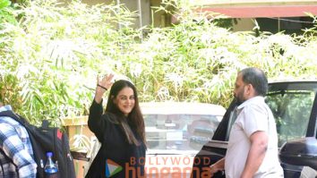 Photos: Genelia Deshmukh spotted outside a clinic in Bandra