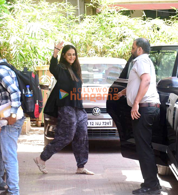 photos genelia deshmukh spotted outside a clinic in bandra 3 2