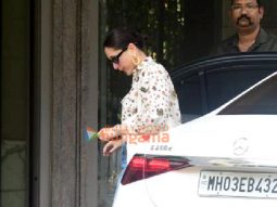 Photos: Kareena Kapoor Khan and Karisma Kapoor snapped at Randhir Kapoor’s residence in Bandra