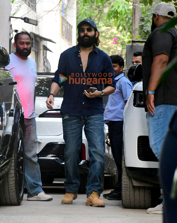 photos kartik aaryan snapped outside maddock films office in santacruz 3