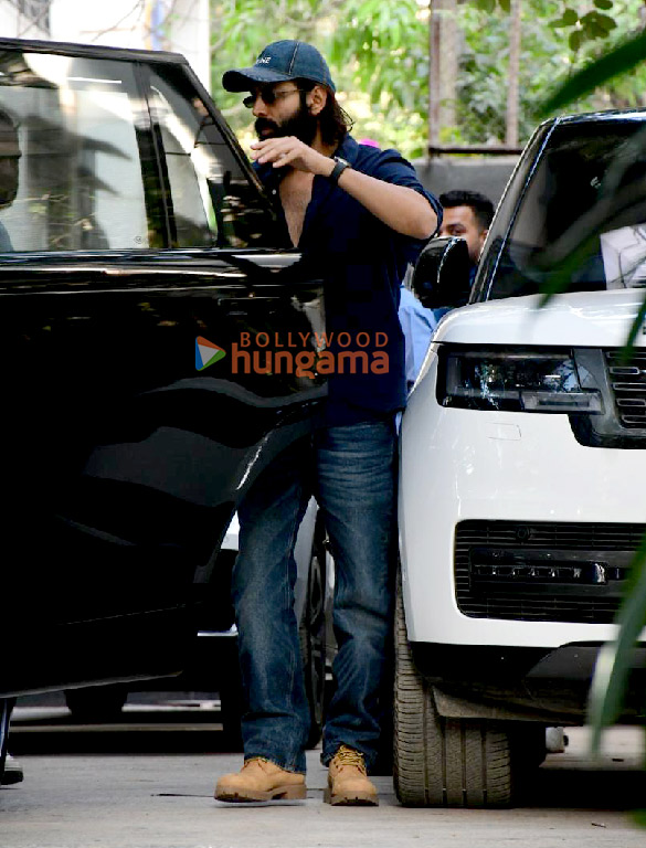 photos kartik aaryan snapped outside maddock films office in santacruz 5