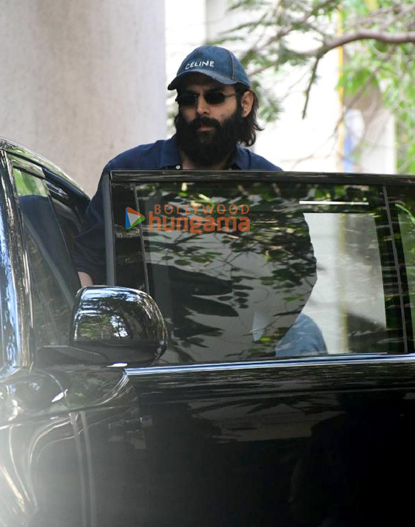 photos kartik aaryan snapped outside maddock films office in santacruz 6