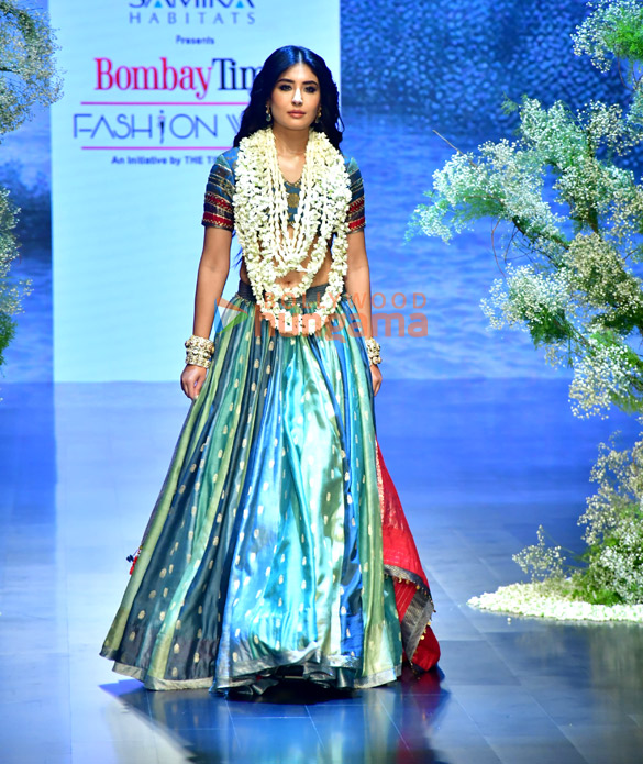 photos kritika kamra and kanika kapoor turn showstoppers for swati kapoors at bombay times fashion week 2025 3