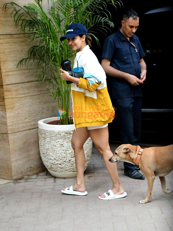 photos malaika arora snapped outside her residence in khar 3 6