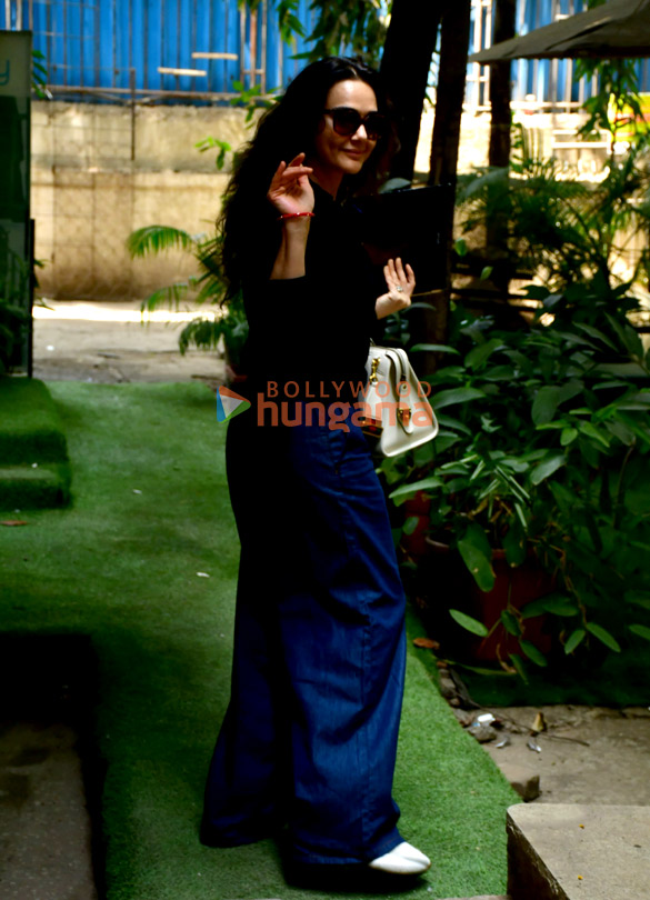 photos preity zinta snapped in juhu 6