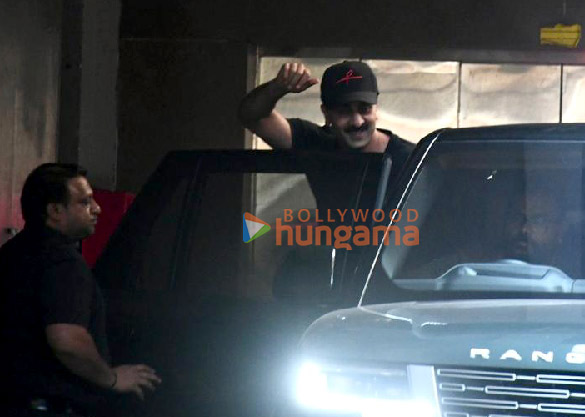 photos ranbir kapoor snapped outside a clinic in bandra 3 5