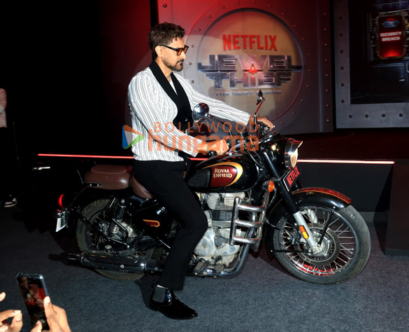 photos saif ali khan jaideep ahlawat nikita dutta and others grace the trailer launch of netflixs jewel thief 5