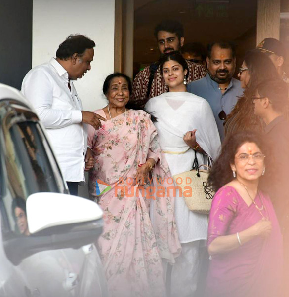 photos sanjay dutt asha bhosle and zanai bhosle snapped at kalina airport 3