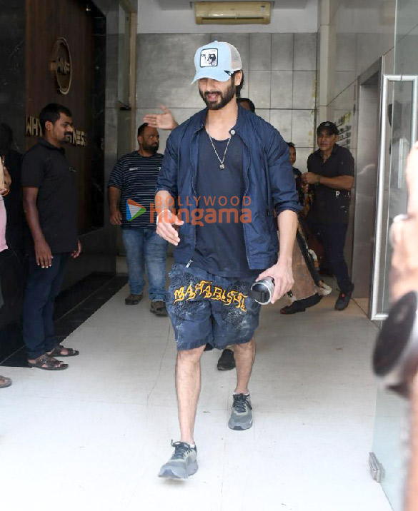 photos shahid kapoor snapped outside the gym in santacruz 4