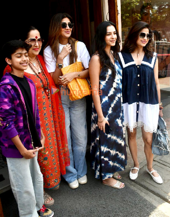 Photos: Shilpa Shetty snapped with family at Bastian in Bandra Photos: Shilpa Shetty snapped with family at Bastian in Bandra