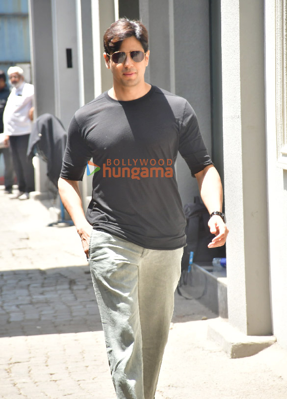 photos sidharth malhotra snapped during a shoot in saki naka 6