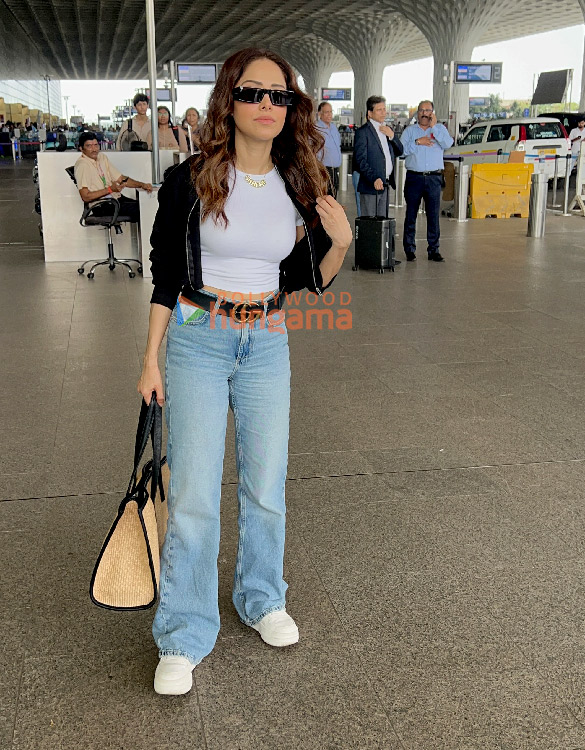photos sonam kapoor ahuja and nushrratt bharuccha snapped at the airport 4