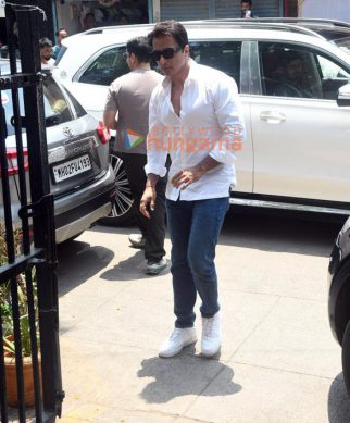 Photos: Sonu Sood attends Jacqueline Fernandez’s mother’s funeral