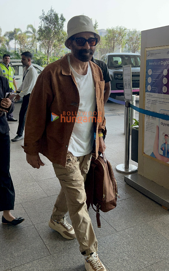 Photos: Sunny Deol, Farah Khan and Vineet Kumar Singh snapped at the airport Photos: Sunny Deol, Farah Khan and Vineet Kumar Singh snapped at the airport