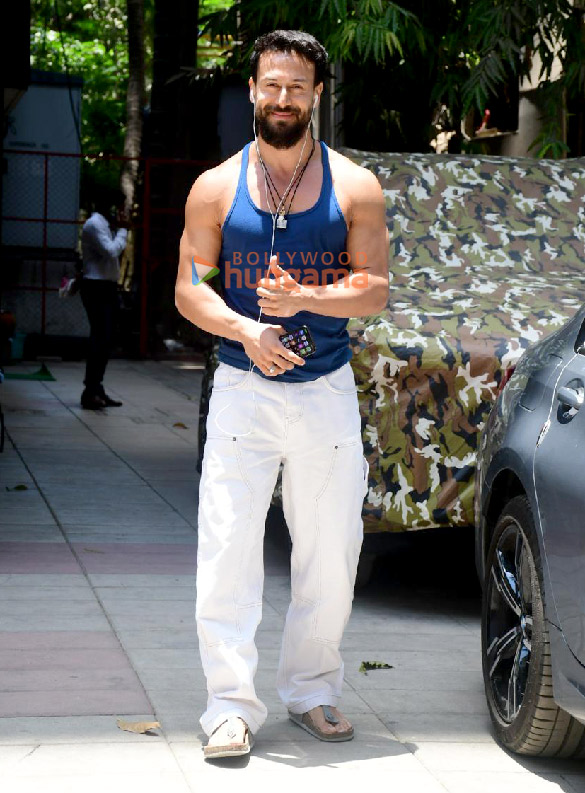 Photos: Tiger Shroff snapped outside a clinic in Bandra Photos: Tiger Shroff snapped outside a clinic in Bandra