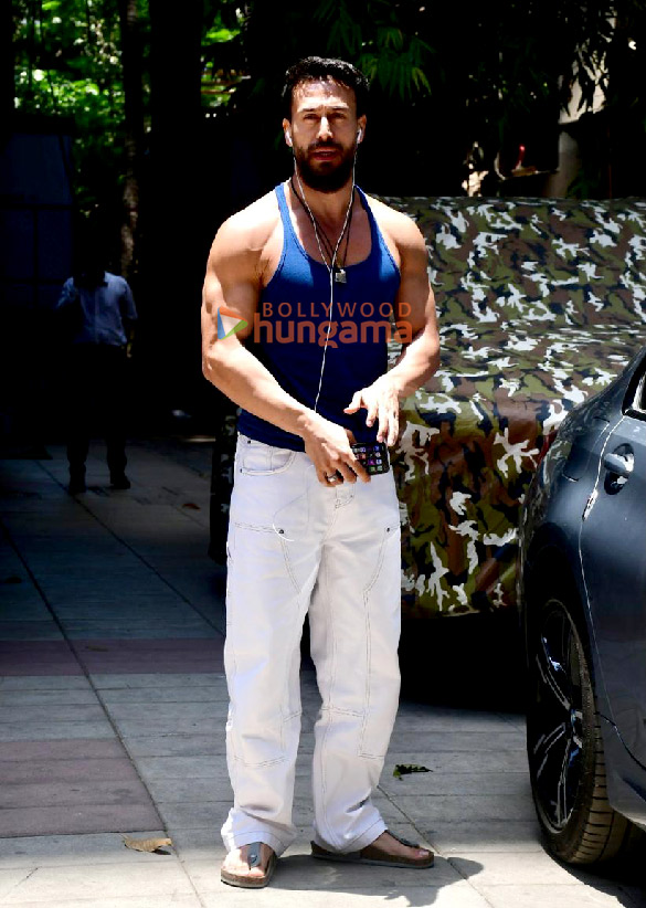 photos tiger shroff snapped outside a clinic in bandra 3