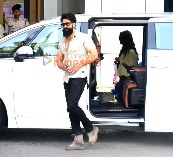 photos yash snapped at kalina airport 4 2