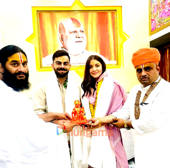 photos anushka sharma and virat kohli snapped while taking blessings at hanuman garhi temple in ayodhya 2