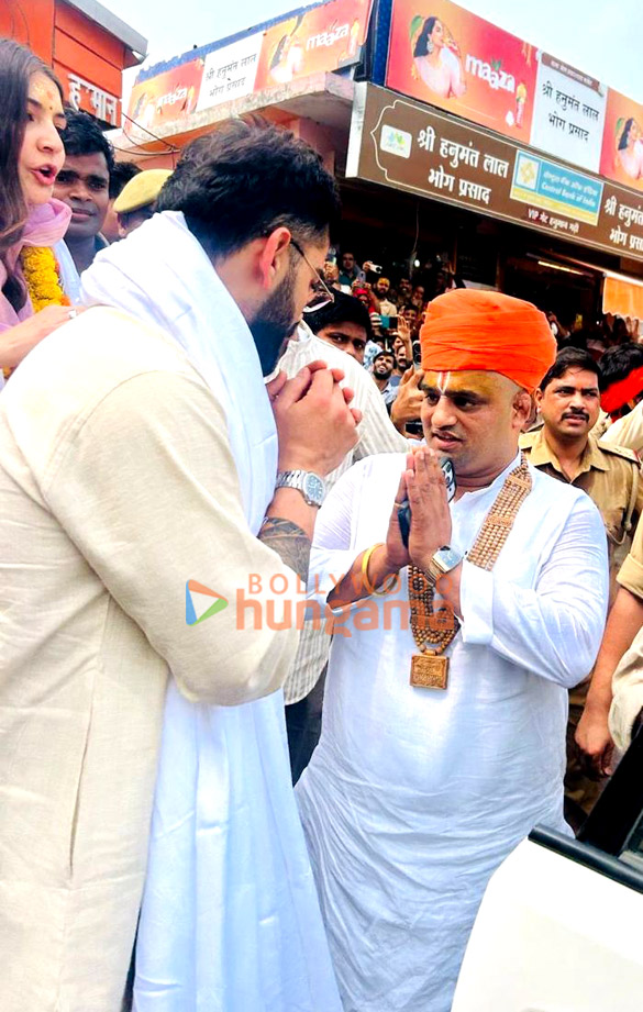 photos anushka sharma and virat kohli snapped while taking blessings at hanuman garhi temple in ayodhya 6