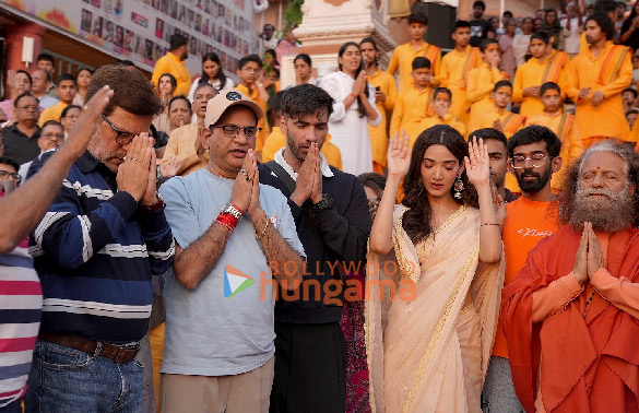 photos avinash tiwari medha shankr and other members of ginny wedss sunny 2 team seek blessings at rishikeshs ganga aarti 3