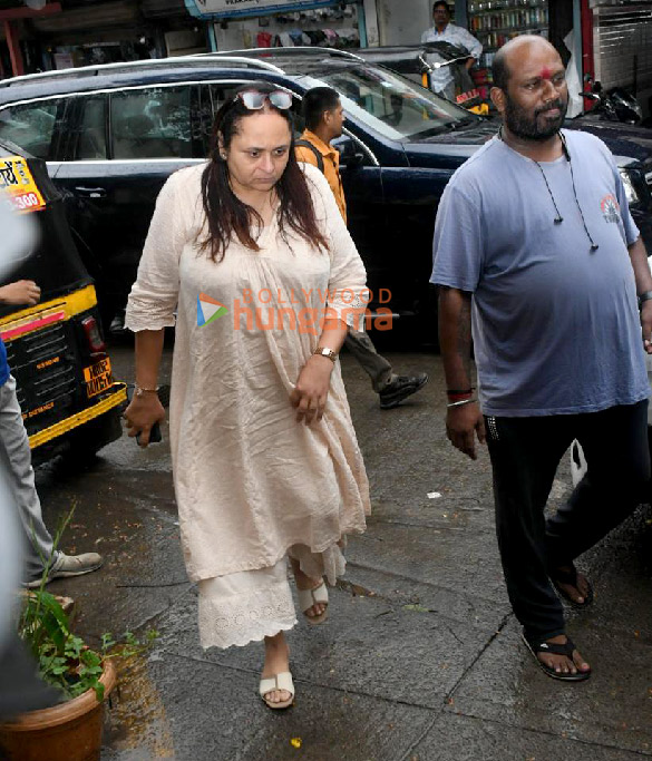 photos ayan mukerji ashutosh gowariker and others attend the last rites of rono mukerji 5