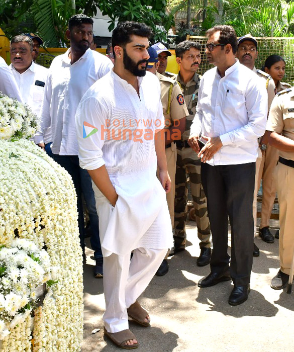 Photos: Celebs snapped at the funeral of the late Nirmala Kapoor Photos: Celebs snapped at the funeral of the late Nirmala Kapoor