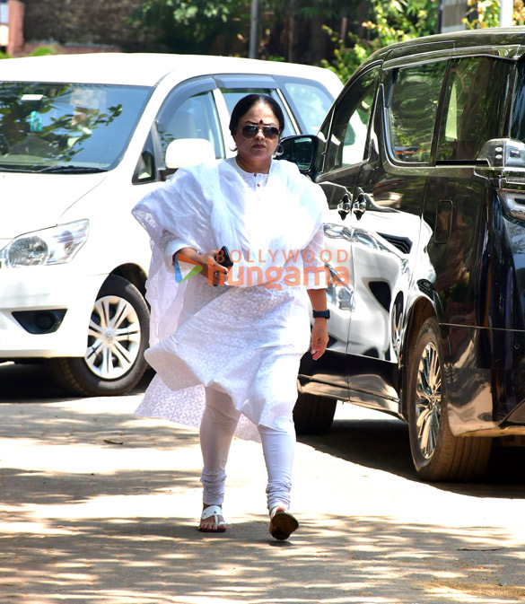 photos celebs snapped at the funeral of the late nirmala kapoor 28