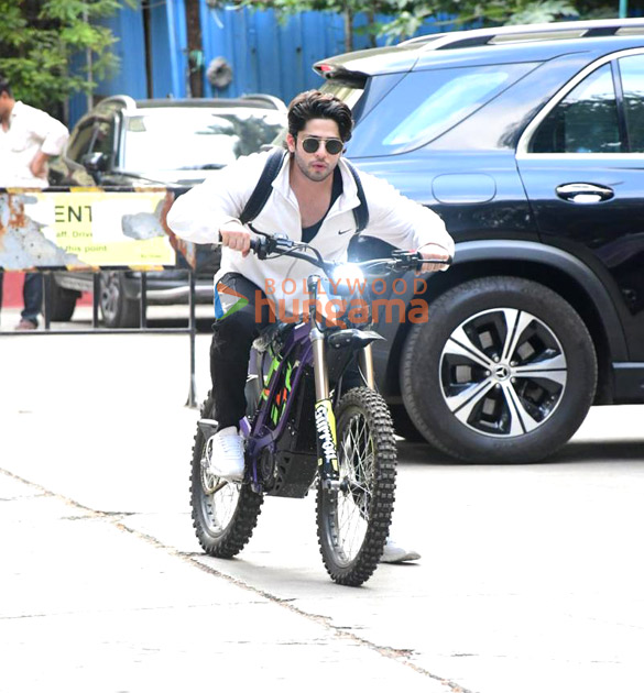 photos jibraan khan snapped riding an e bike in bandra 2