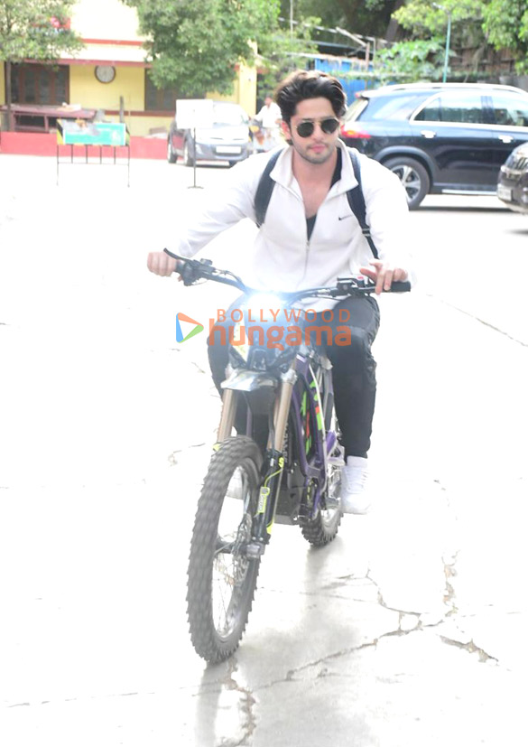 photos jibraan khan snapped riding an e bike in bandra 4