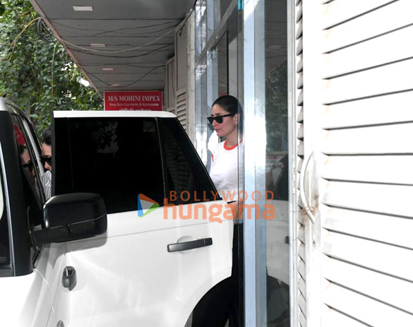 photos kareena kapoor khan and karishma kapoor snapped at exceed entertainment office 2