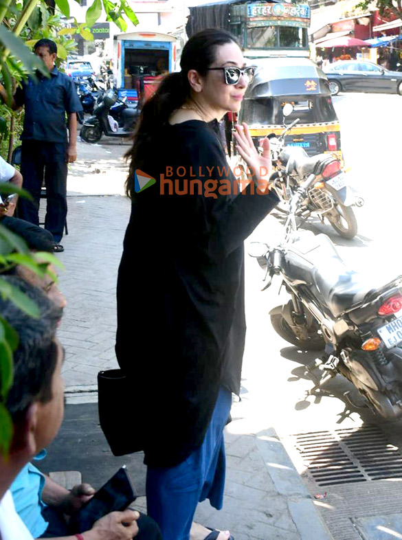 Photos: Karisma Kapoor snapped outside a restaurant in Bandra Photos: Karisma Kapoor snapped outside a restaurant in Bandra
