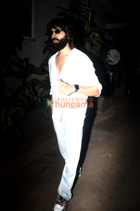 photos kartik aaryan snapped at krome studio in bandra 4