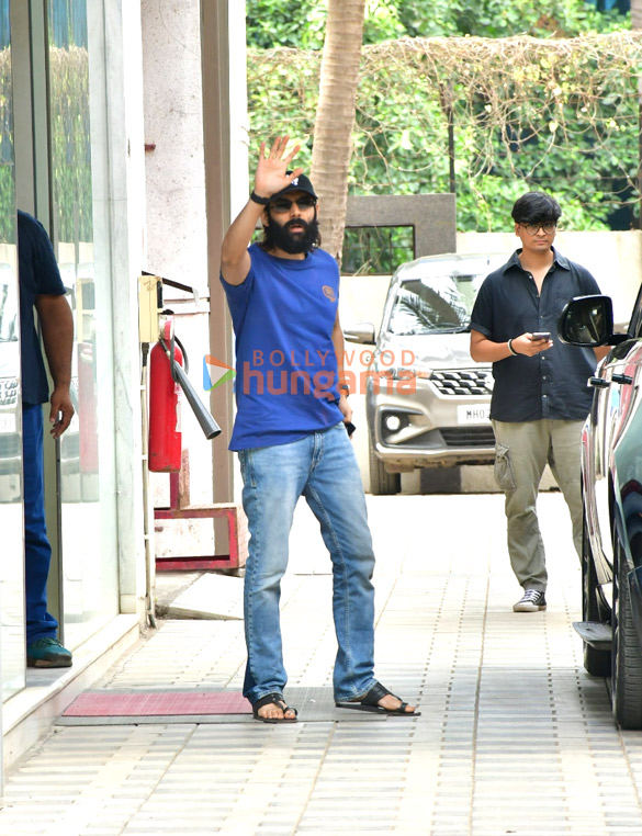 photos kartik aaryan snapped at t series office 4