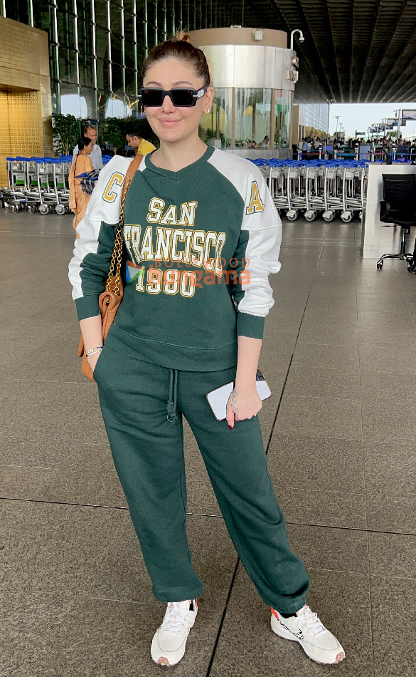 photos mrunal thakur raveena tandon arjun kapoor and others snapped at the airport 5